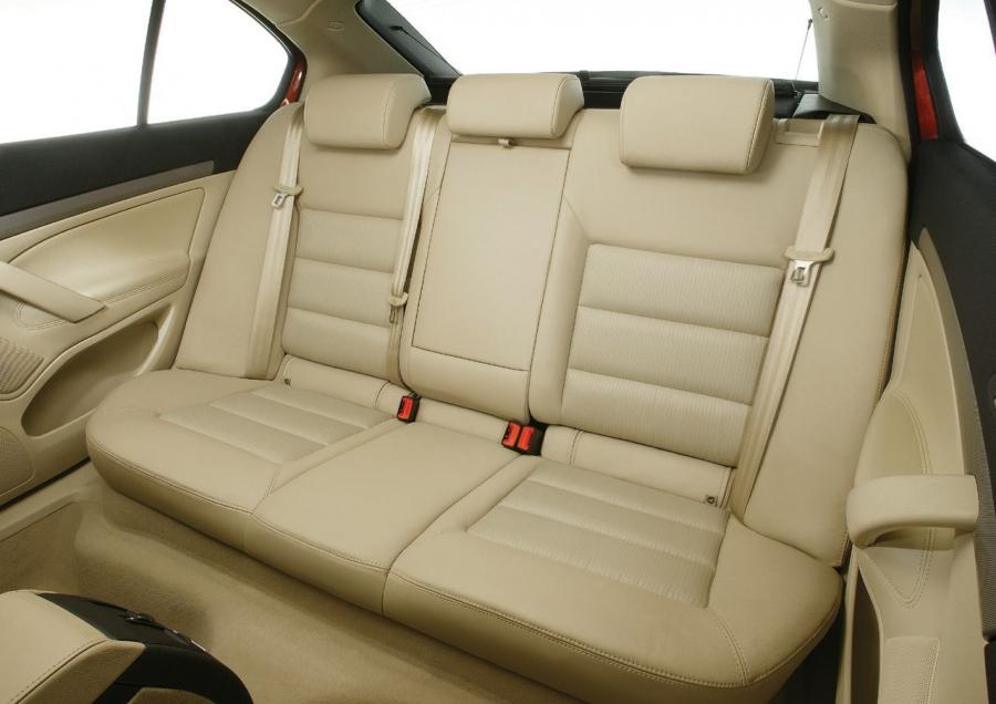 Интерьер Skoda Octavia (1Z) 2004 года  (фото 8 из 38)